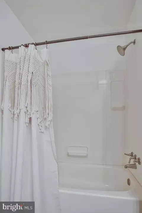 Bath - 1428 Oak Bluff Rd, Edgewater, MD 21037 photo 2 of 5