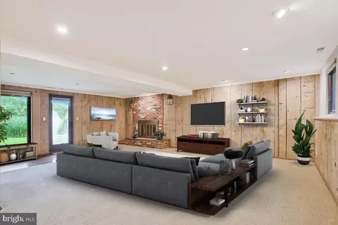 Living - 1428 Oak Bluff Rd, Edgewater, MD 21037 photo 4 of 4