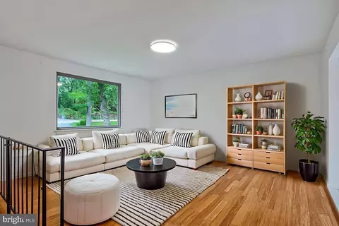 Living - 1428 Oak Bluff Rd, Edgewater, MD 21037 photo 1 of 4