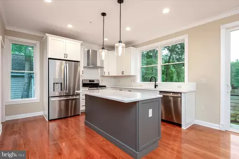 Kitchen - 2054 Shore Dr, Edgewater, MD 21037 photo 2 of 3