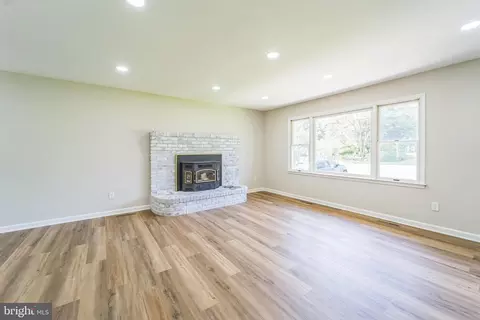 8013 Long Hill Rd, Pasadena, MD 21122 photo 2