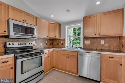 Kitchen - 917 Beales Trl, Pasadena, MD 21122 photo 2 of 2