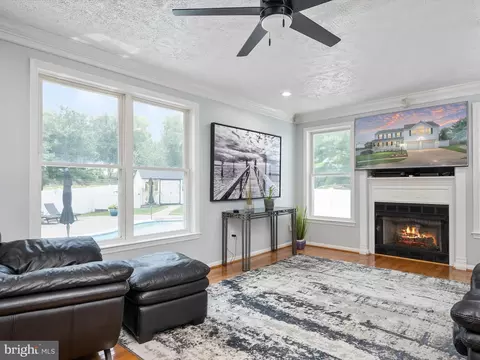 Living - 435 Applegate Ct, Linthicum, MD 21090 photo 2 of 4