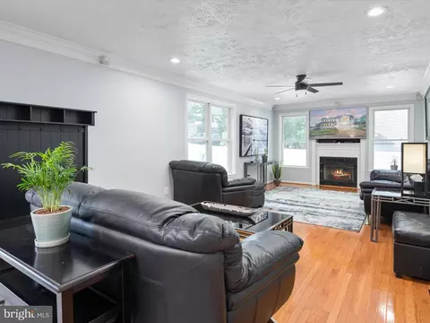 Living - 435 Applegate Ct, Linthicum, MD 21090 photo 3 of 4
