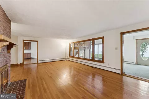 Living - 6047 Melbourne Ave, Deale, MD 20751 photo 5 of 9