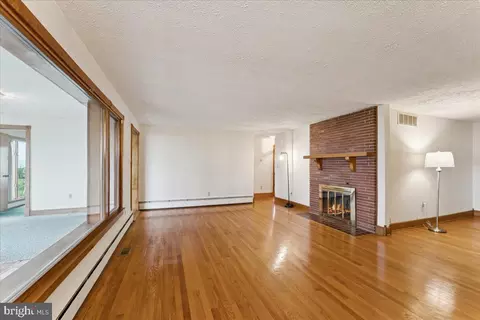 Living - 6047 Melbourne Ave, Deale, MD 20751 photo 4 of 9