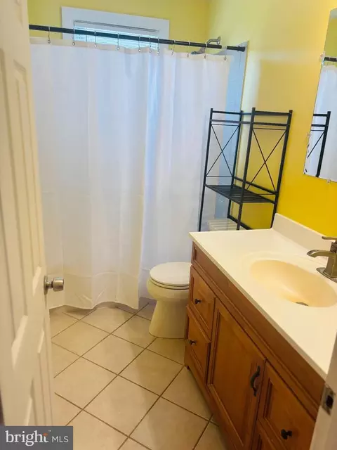 Bath - 217 Lakeview Ave, Edgewater, MD 21037 photo 2 of 3