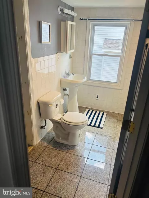 Bath - 217 Lakeview Ave, Edgewater, MD 21037 photo 1 of 3