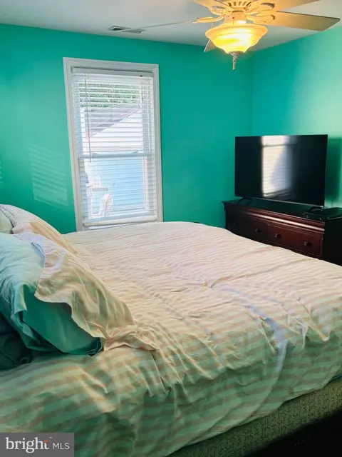 Bedroom - 217 Lakeview Ave, Edgewater, MD 21037 photo 2 of 4