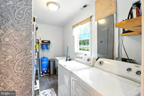 8402 Lynn Cir, Pasadena, MD 21122 photo 12