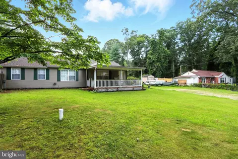 8402 Lynn Cir, Pasadena, MD 21122 photo 2