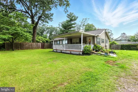 8402 Lynn Cir, Pasadena, MD 21122 photo 4