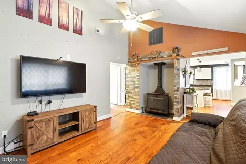 8402 Lynn Cir, Pasadena, MD 21122 photo 5