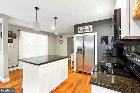 8402 Lynn Cir, Pasadena, MD 21122 photo 11
