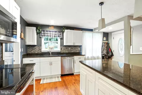 8402 Lynn Cir, Pasadena, MD 21122 photo 10
