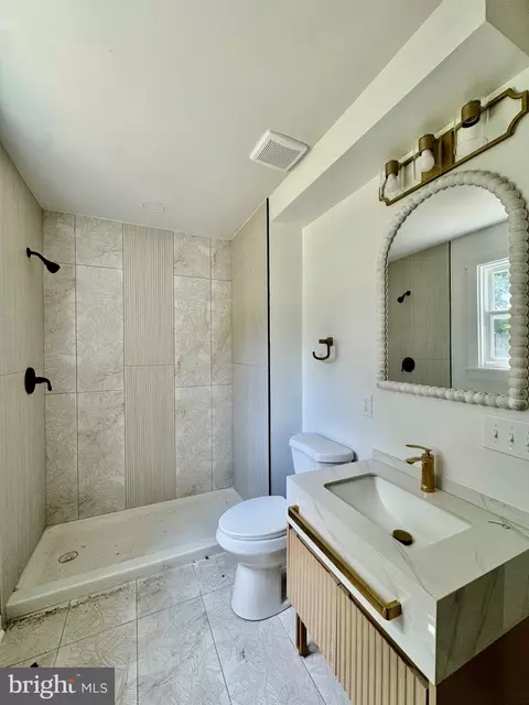 Bath - 217 Cadle Ave, Edgewater, MD 21037 photo 2 of 3