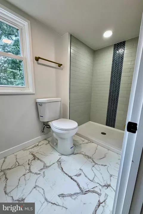 Bath - 217 Cadle Ave, Edgewater, MD 21037 photo 1 of 3