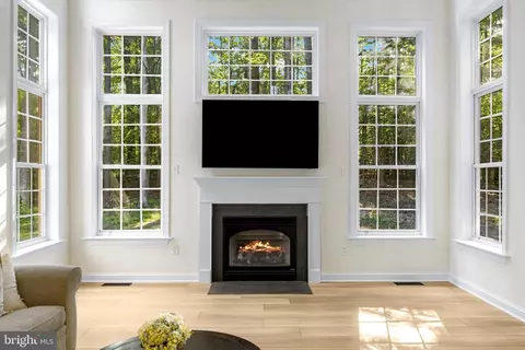 Living - 3754 Colliers Dr, Edgewater, MD 21037 photo 4 of 5