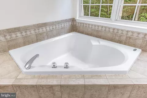 Bath - 3754 Colliers Dr, Edgewater, MD 21037 photo 3 of 4