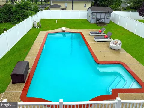 Exterior - 225 Cadle Ave, Edgewater, MD 21037 photo 4 of 8