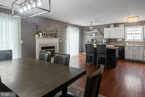 Entry Way - 225 Cadle Ave, Edgewater, MD 21037 photo 2 of 3