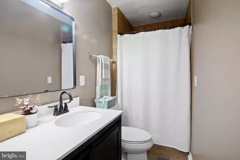 Bath - 225 Cadle Ave, Edgewater, MD 21037 photo 1 of 2