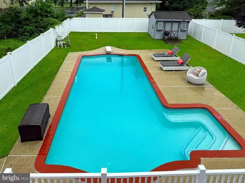 Exterior - 225 Cadle Ave, Edgewater, MD 21037 photo 5 of 8