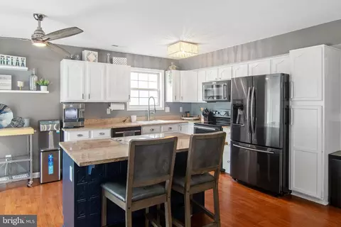 Kitchen - 225 Cadle Ave, Edgewater, MD 21037 photo 3 of 4