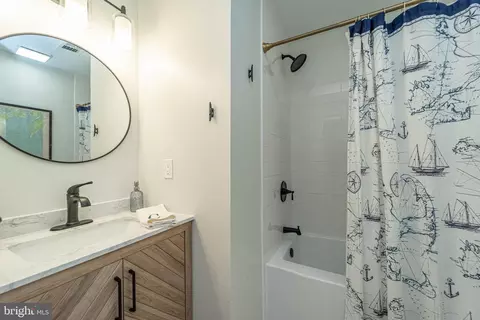 Bath - 3 Constitution Sq, Annapolis, MD 21401 photo 2 of 3