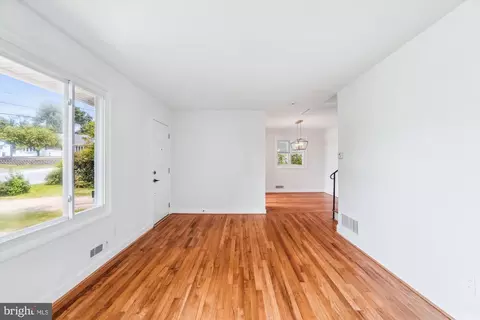 Living - 529 Rita Dr, Odenton, MD 21113 photo 3 of 4
