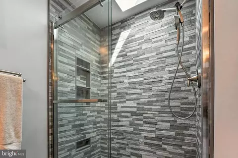 Bath - 855 Clamshell Ct, Edgewater, MD 21037 photo 2 of 5