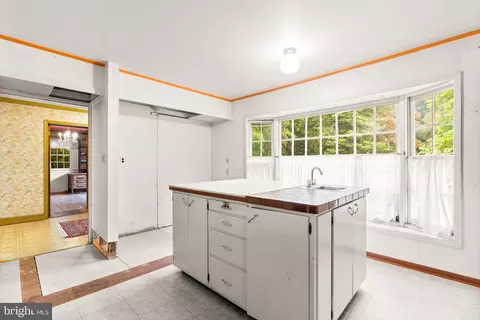 Kitchen - 1800 Chesapeake Pl, Pasadena, MD 21122 photo 1 of 4