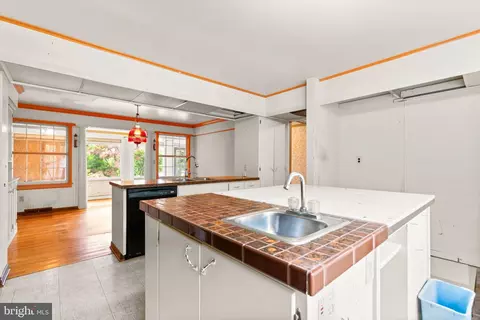 Kitchen - 1800 Chesapeake Pl, Pasadena, MD 21122 photo 4 of 4