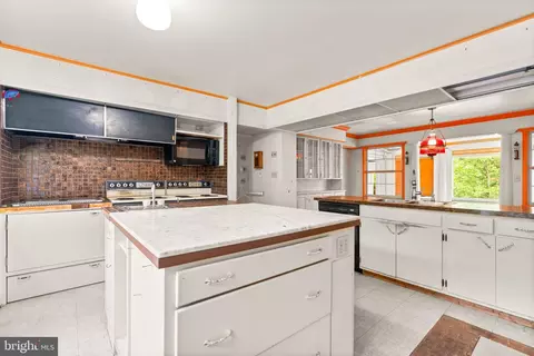 Kitchen - 1800 Chesapeake Pl, Pasadena, MD 21122 photo 3 of 4