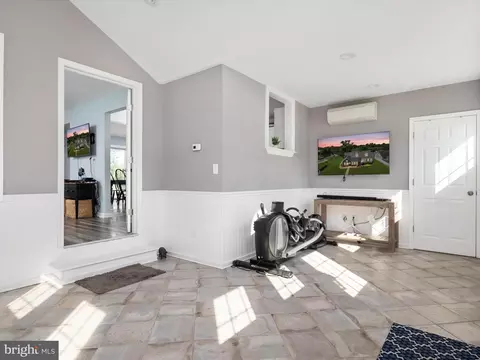 Entry Way - 8426 Park Rd, Pasadena, MD 21122 photo 4 of 5