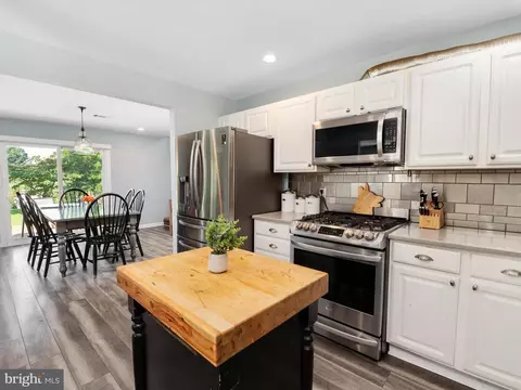 Kitchen - 8426 Park Rd, Pasadena, MD 21122 photo 3 of 5