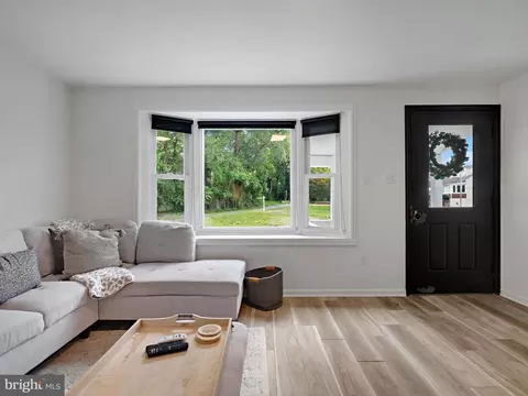 Entry Way - 17 A Elliott Rd, Annapolis, MD 21403 photo 2 of 4