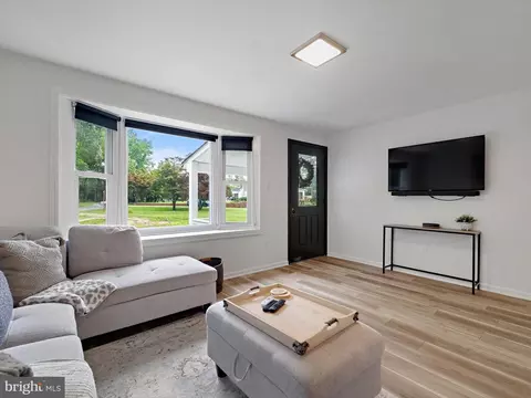 Living - 17 A Elliott Rd, Annapolis, MD 21403 photo 2 of 5