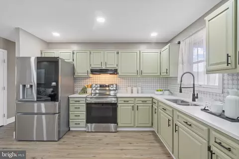 Kitchen - 102 16th Ave, Baltimore, MD 21225 photo 1 of 2