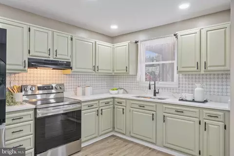 Kitchen - 102 16th Ave, Baltimore, MD 21225 photo 2 of 2
