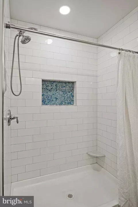 Bath - 1629 Chesapeake Ln, Edgewater, MD 21037 photo 3 of 5