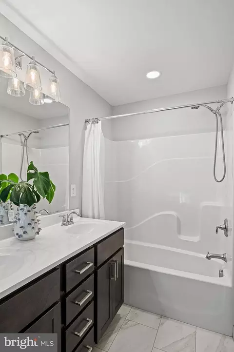 Bath - 1629 Chesapeake Ln, Edgewater, MD 21037 photo 5 of 5