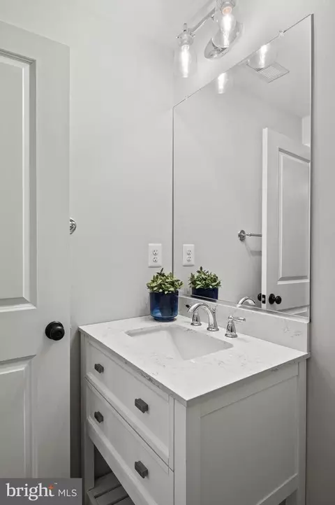 Bath - 1629 Chesapeake Ln, Edgewater, MD 21037 photo 1 of 5