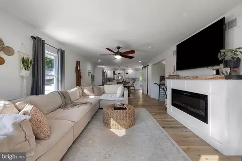 Entry Way - 2039 Kurtz Ave, Pasadena, MD 21122 photo 1 of 4