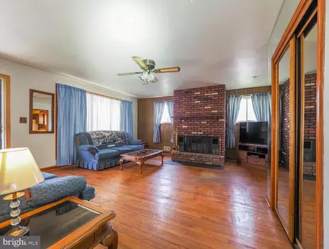 238 Wanda Rd, Pasadena, MD 21122 photo 4