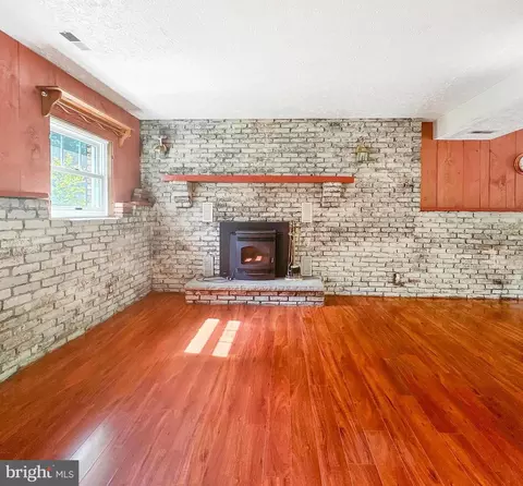 Living - 174 Oak Dr, Pasadena, MD 21122 photo 2 of 3