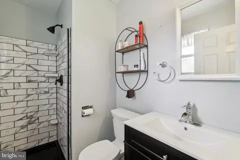 Bath - 831 Shore Dr, Edgewater, MD 21037 photo 2 of 3
