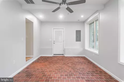 Entry Way - 301 Green Dr, Pasadena, MD 21122 photo 8 of 11