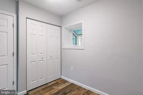 Entry Way - 301 Green Dr, Pasadena, MD 21122 photo 4 of 11