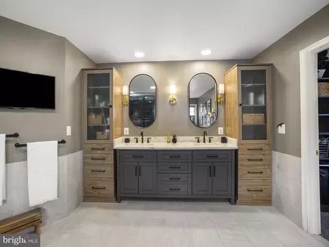 Bath - 733 Seneca Dr, Odenton, MD 21113 photo 8 of 12